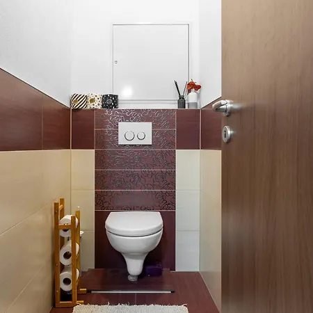 Bosakova Retreat With Balcony דירה